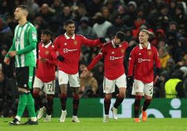 Bruno Fernandes (2d), tras marcar el tercer gol del United ante el Betis.