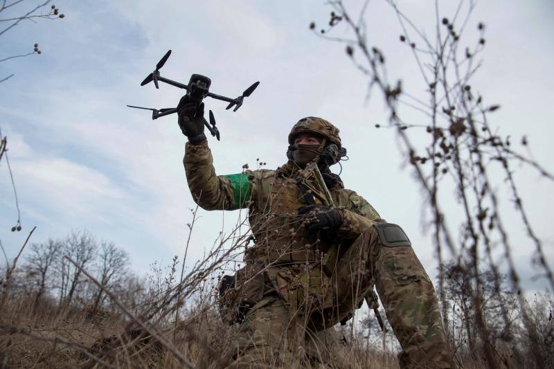 Un soldado maneja un dron en el campo de batalla.