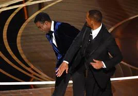 Will Smith abofetea a Chris Rock en la gala de los Oscar del año pasado.