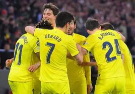 Gerard Moreno, Pedraza, Parejo, Alberto Moreno, Pau Torres y Chukwueze, celebrando un gol del Villarreal.