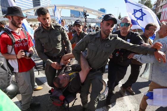 Agentes israelíes se llevan detenido a un manifestante durante las protestas celebradas el jueves en Tel Aviv contra la reforma judicial.