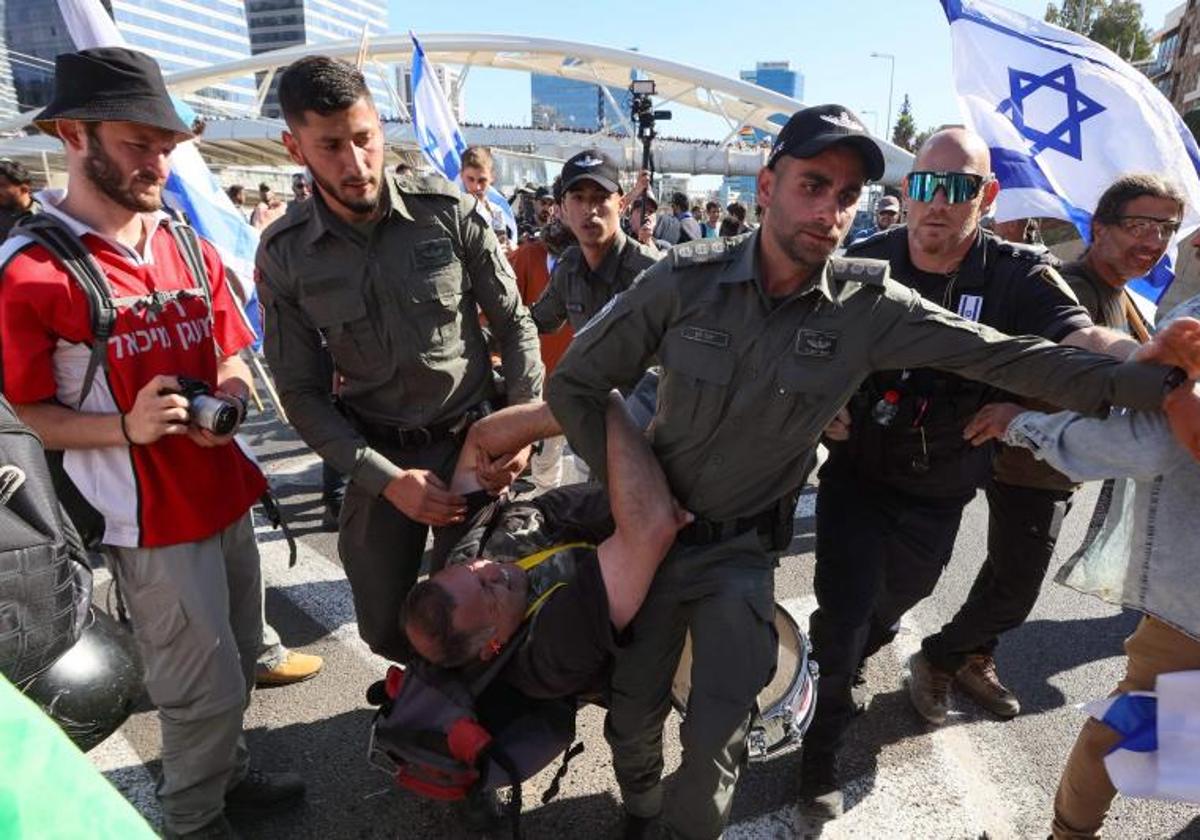 Agentes israelíes se llevan detenido a un manifestante durante las protestas celebradas el jueves en Tel Aviv contra la reforma judicial.