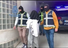 El yihadista detenido en Mallorca, escoltado por dos agentes de la Policía Nacional.