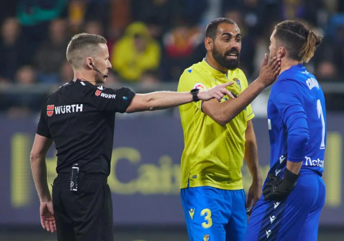 The minutes of the match against Getafe expose Cádiz to harsh punishments