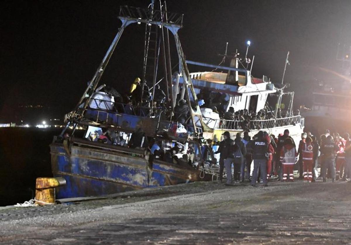 Un barco con 500 migrantes rescatados, a su llegada este sábado al puerto de Crotona.