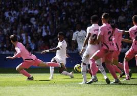 Vinicius despierta a tiempo al Real Madrid