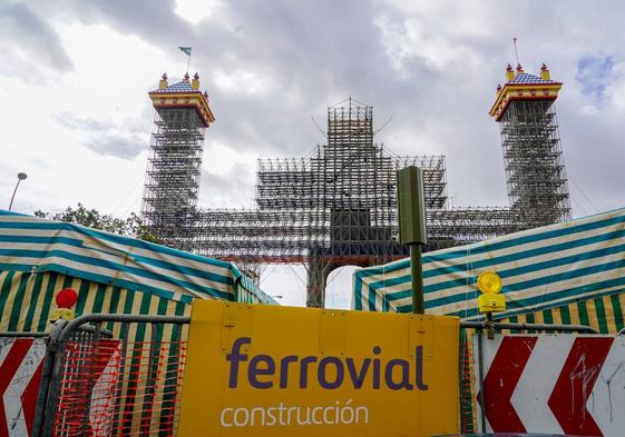 Trabajos de montaje para la portada de la Feria de Abril de Sevilla encargada al grupo Ferrovial.