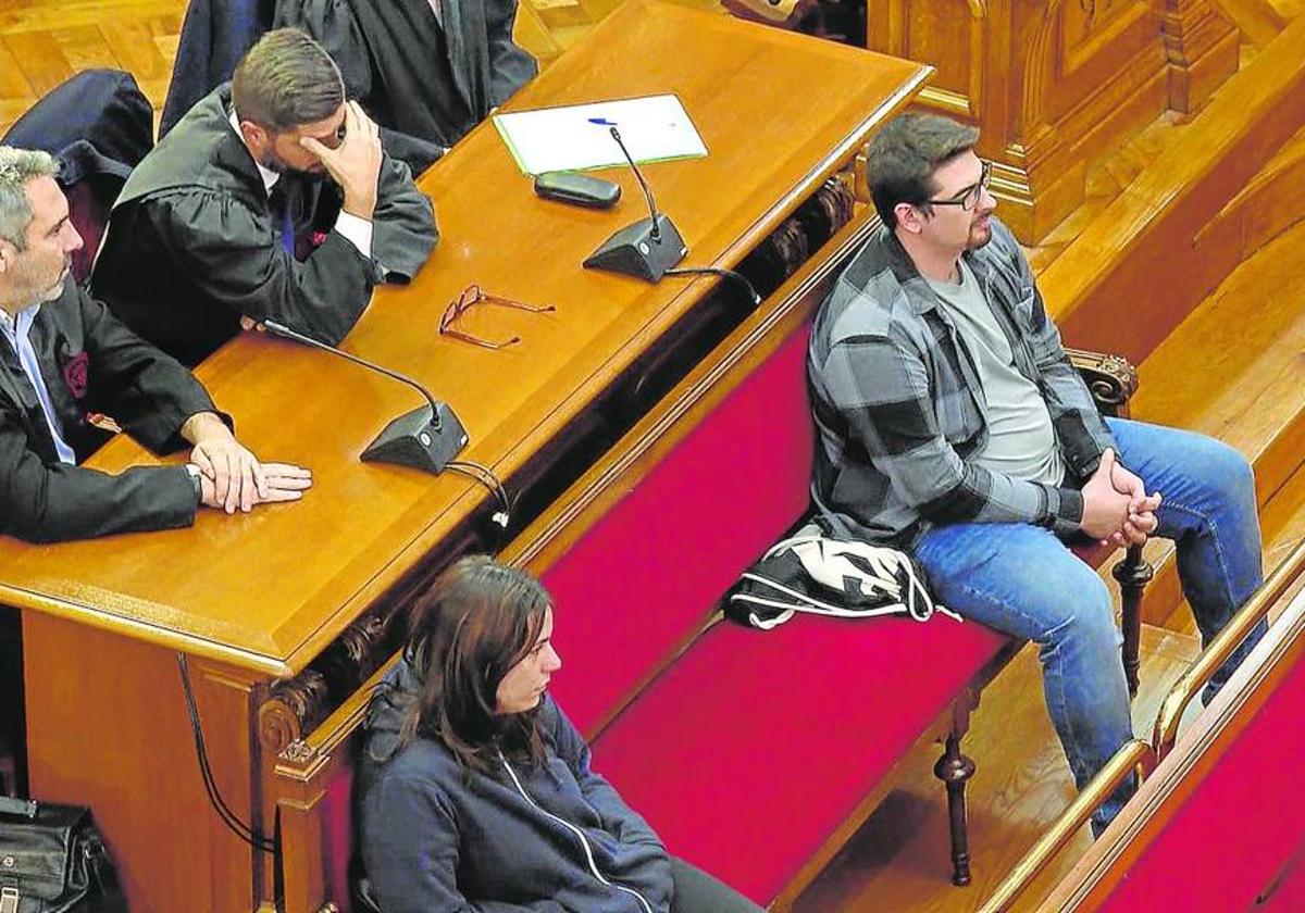 Ismael Molina (der.) y Alba Andreu (izq.), durante el juicio.