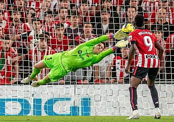 Ter Stegen realiza una parada en el prtido ante el Athletic.