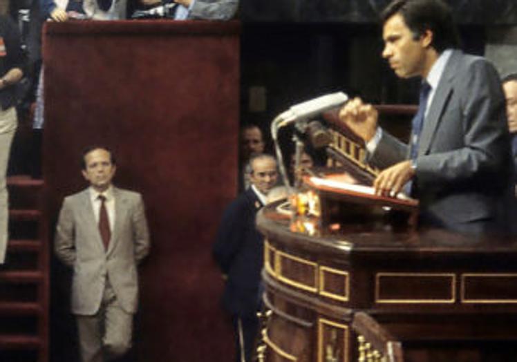 Felipe González se dirige a Adolfo Suárez desde la tribuna del Congreso en la moción de censura de 1980.