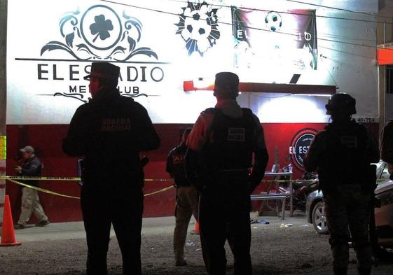 Miembros de la Guardia Nacional mexicana permanecen afuera de un club nocturno donde ocho personas fueron asesinadas