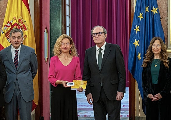 El Defensor del Pueblo entrega a Meritxell Batet, el informe anual de la institución