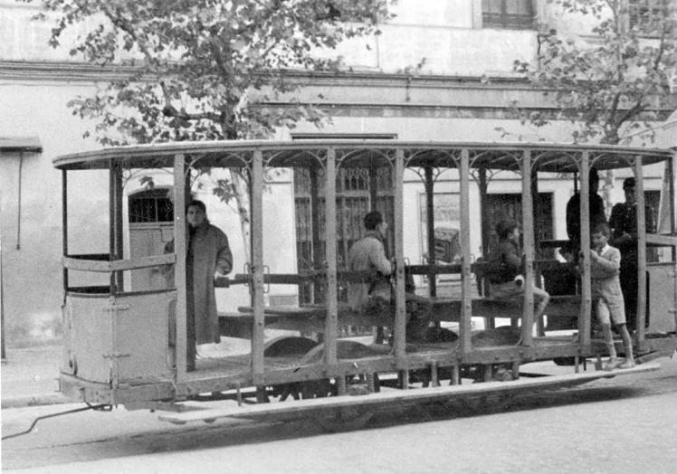 The first trams that circulated at the beginning of the century in Seville were completely open.