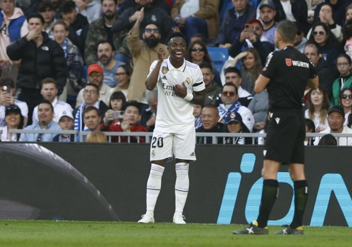 Vinicius, incrédulo por la tarjeta recibida ante el Espanyol