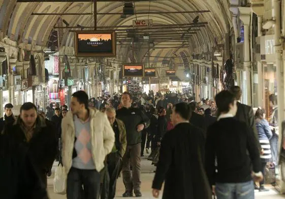 Clientes en el Gran Bazar de Estambul.