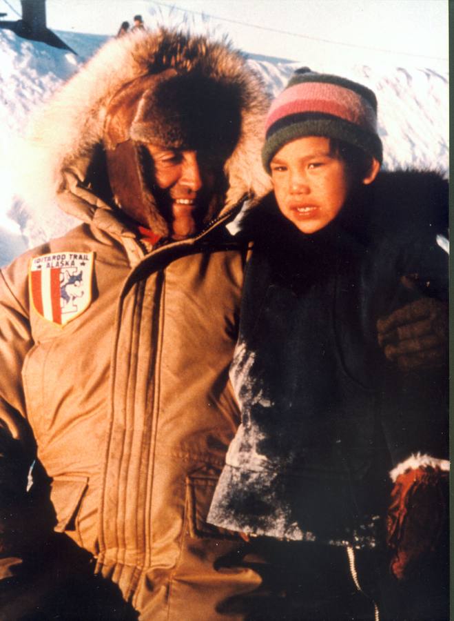 Félix Rodríguez de la Fuente con un niño esquimal en Alaska.