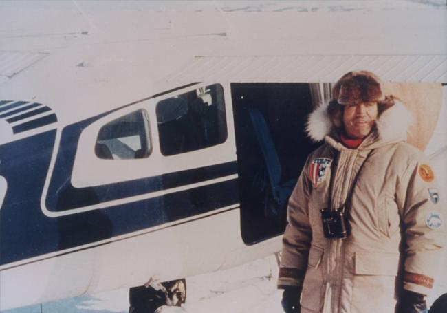 Félix Rodriguez de la Fuente posando junto a su avioneta.