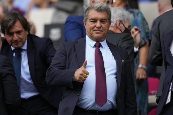 El presidente del FC Barcelona Joan Laporta (c).