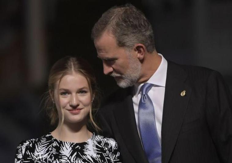 Leonor de Borbón junto al rey Felipe VI.