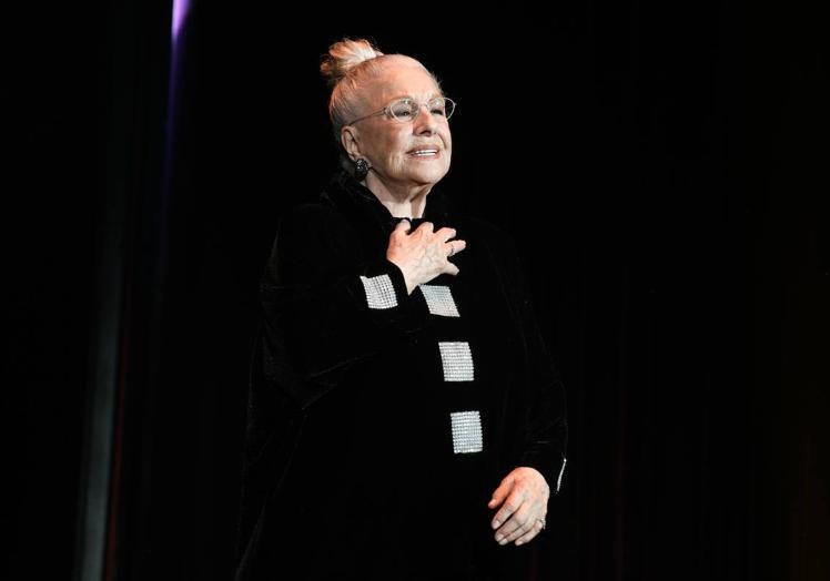 La veterana actriz Lola Herrera agradece emocionada el reconocimiento de su gremio con el premio a su dilatada trayectoria profesional.