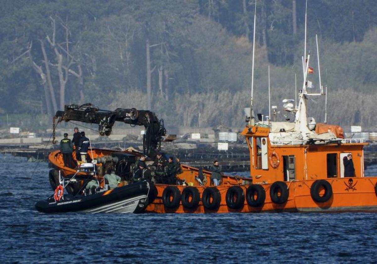 Reanudan el operativo para reflotar un 'narcosubmarino' hundido en Pontevedra