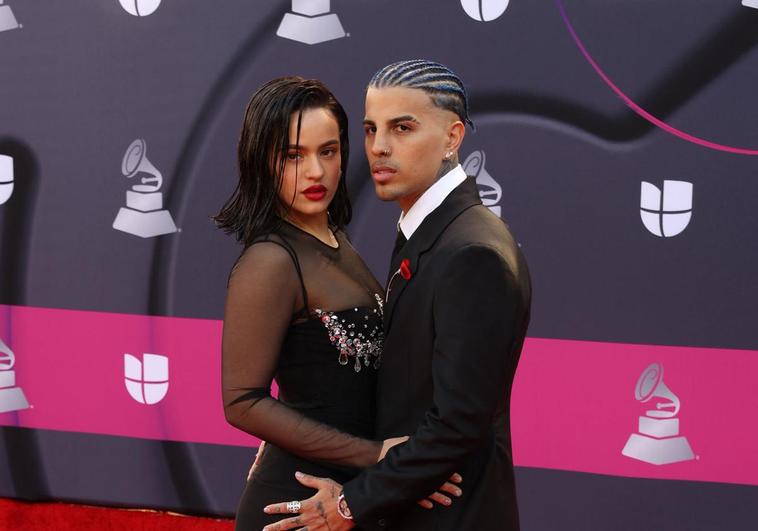 Rauw Alejandro y Rosalía posan en la alfombra roja durante los Premios Grammy Latinos.