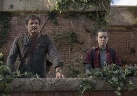 Pedro Pascal y Bella Ramsey, como Joel y Ellie, en un fotograma del último episodio de la temporada.