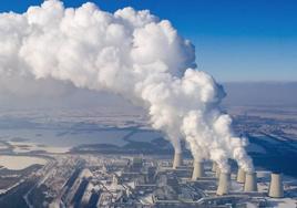 Torres de refrigeración de una central eléctrica de combustión de carbón en Jänschwalde, Alemania