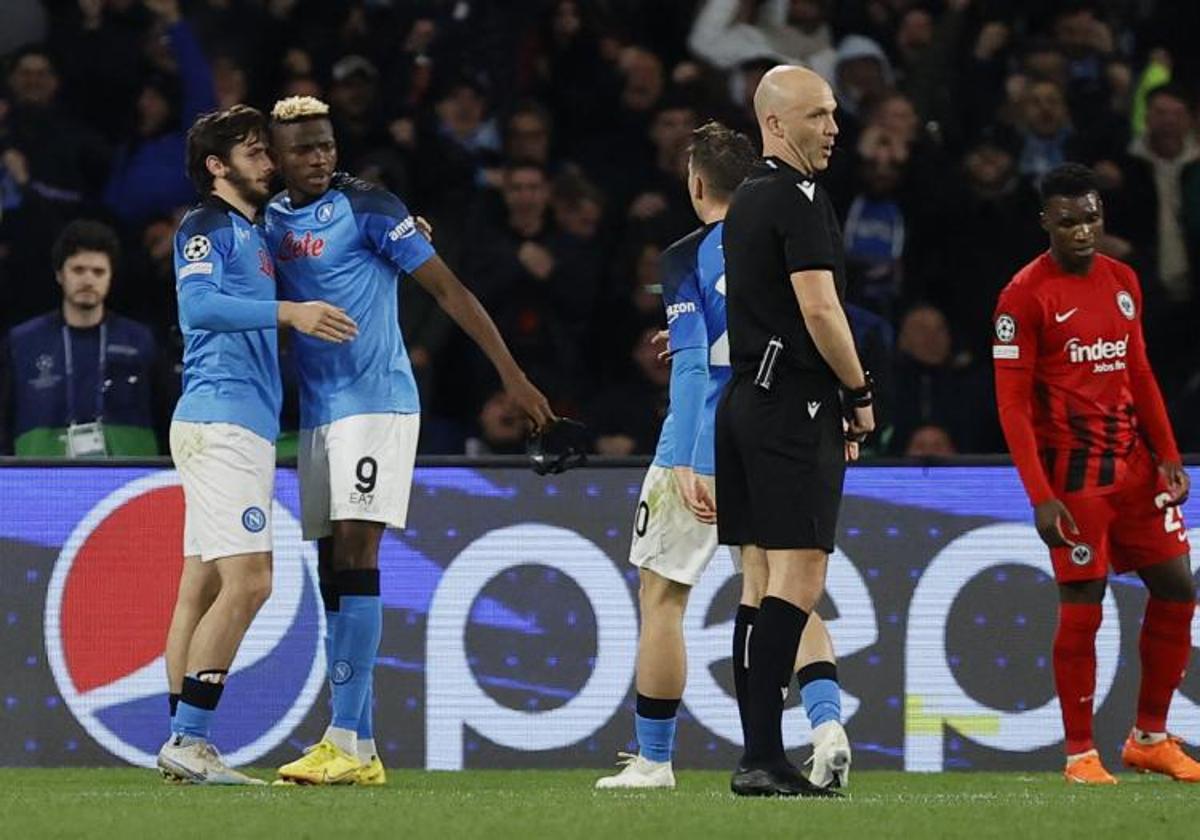 Victor Osimhen (2i), felicitado tras el primero de los dos goles que le marcó al Eintracht.