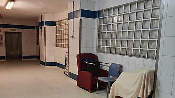 Una anciana vive en un pasillo de una clínica canaria para estar con su hijo