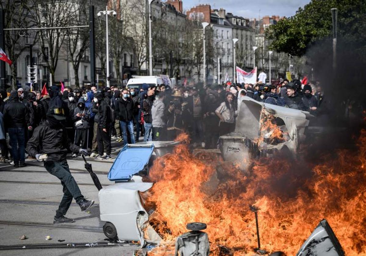 The garbage strike in Paris confronts the mayor with the French government