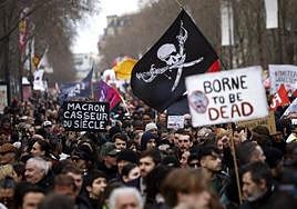 Manifestantes parisinos exigen la retirada de la reforma de las pensiones en una nueva jornada de movilizaciones masivas en Francia.