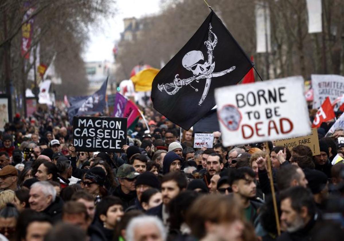 Manifestantes parisinos exigen la retirada de la reforma de las pensiones en una nueva jornada de movilizaciones masivas en Francia.