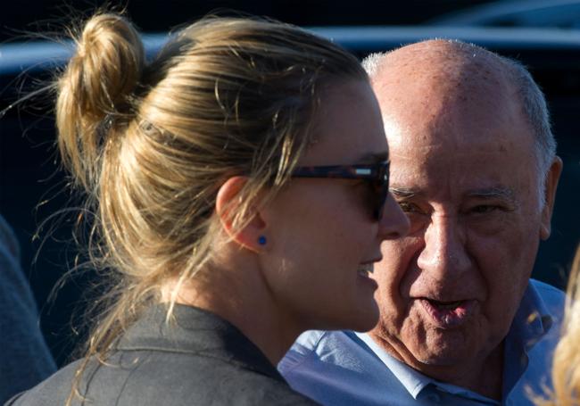 Marta Ortega junto a su padre, el fundador de Inditex Amancio Ortega, en una foto de archivo de 2016.