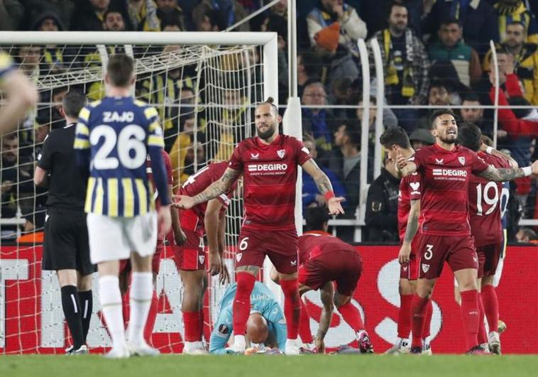 El Sevilla resiste y sale vivo del 'infierno' de Estambul