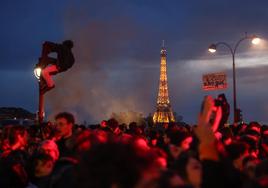 Las manifestaciones y los disturbios tras el 'decretazo' de Macron han incendiado París.