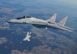 Dos aviones de combate MIG-29 participan en un ejercicio de la OTAN cerca de la base aérea en Lask, Polonia.