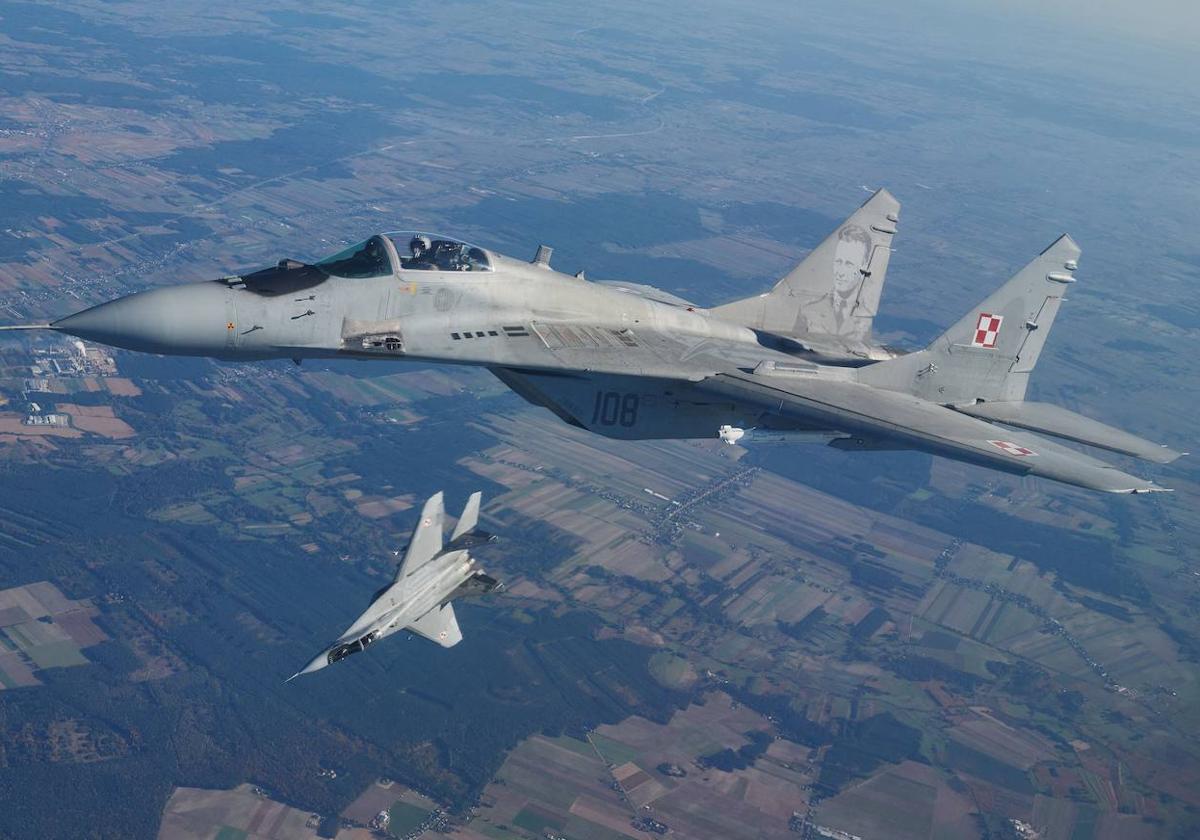 Dos aviones de combate MIG-29 participan en un ejercicio de la OTAN cerca de la base aérea en Lask, Polonia.