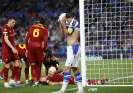 Mikel Oyarzabal se lamenta tras una ocasión fallada.