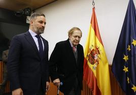 El candidato a la Presidencia del Gobierno, Ramón Tamames, acompañado del líder del partido, Santiago Abascal