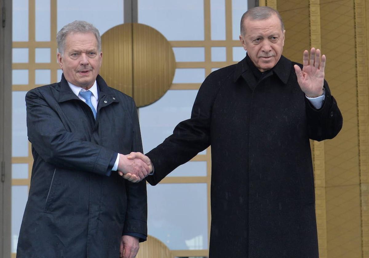 El presidente finlandés, Sauli Niinisto, ha sido recibido este viernes por su homólogo turco, Recep Tayyip Erdogan, en Ankara.