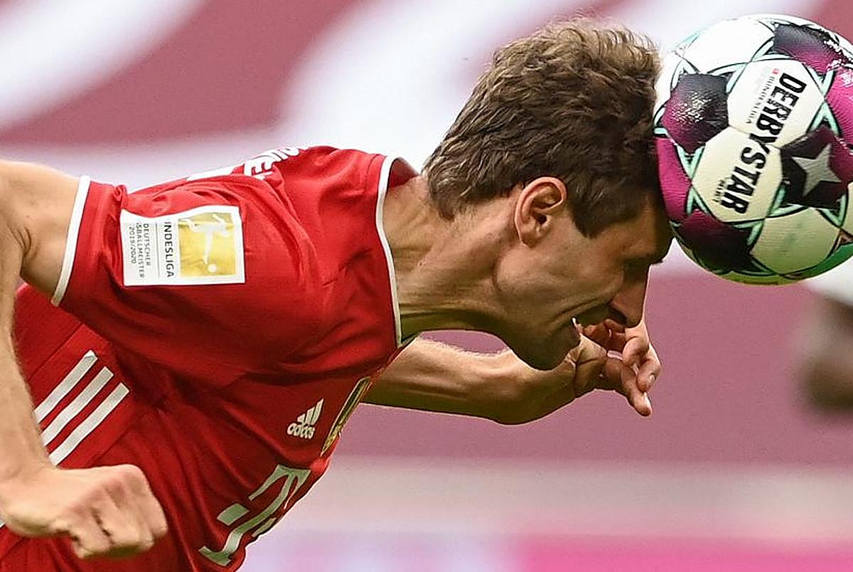 Golpear el balón con la cabeza puede aumentar el riesgo de demencia