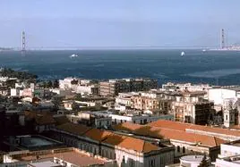 Montaje fotográfico del Puente del Estrecho de Messina, que unirá las regiones italianas de Sicilia y Calabria