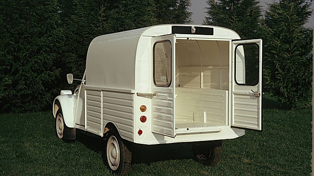 La AKS, que nace en 1970, se distingue perfectamente por la parte trasera sobreelevada