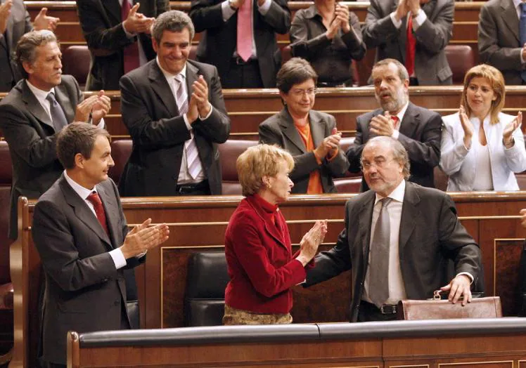 Imagen principal - 1. Solbes, aplaudido en el Congreso. 2. En Moncloa junto a González y Zapatero. 3. Nadia Calviño junto a su predecesor en el cargo. 