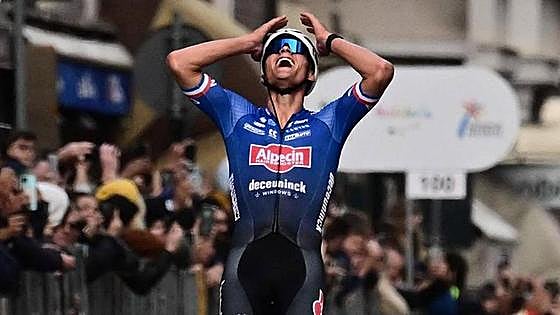 Van der Poel pisa la huella de su abuelo Poulidor en la Milán-San Remo