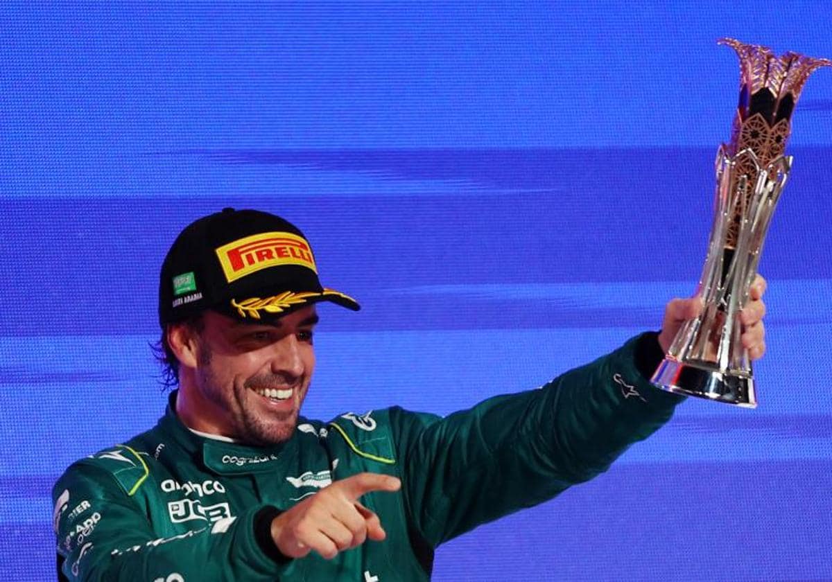 Fernando Alonso celebra en el podio su tercer puesto en el GO de Arabia.