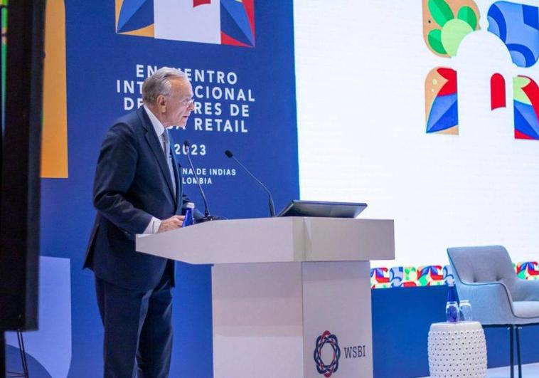 Isidro Fainé, presidente de WSBI, CECA y Fundación «la Caixa» durante el Encuentro Internacional de Líderes de Banca Retail 2023 en Colombia.