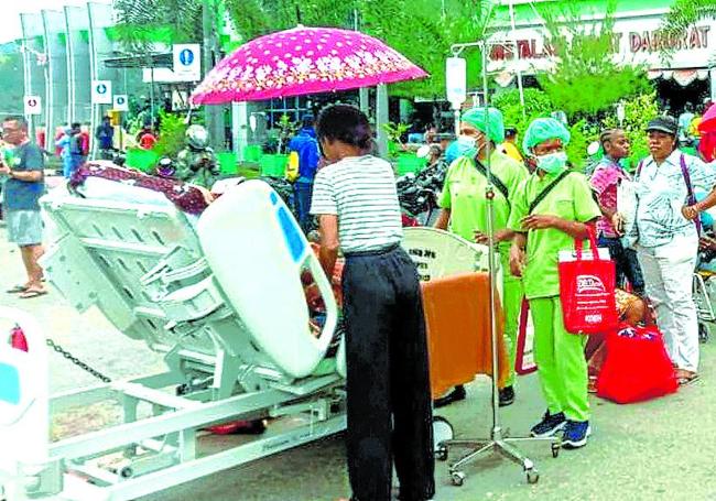 Los pacientes son evacuados fuera de un hospital después de un terremoto de magnitud 5.1 en Jayapura, región de Papúa, en el este de Indonesia, el 9 de febrero de 2023.