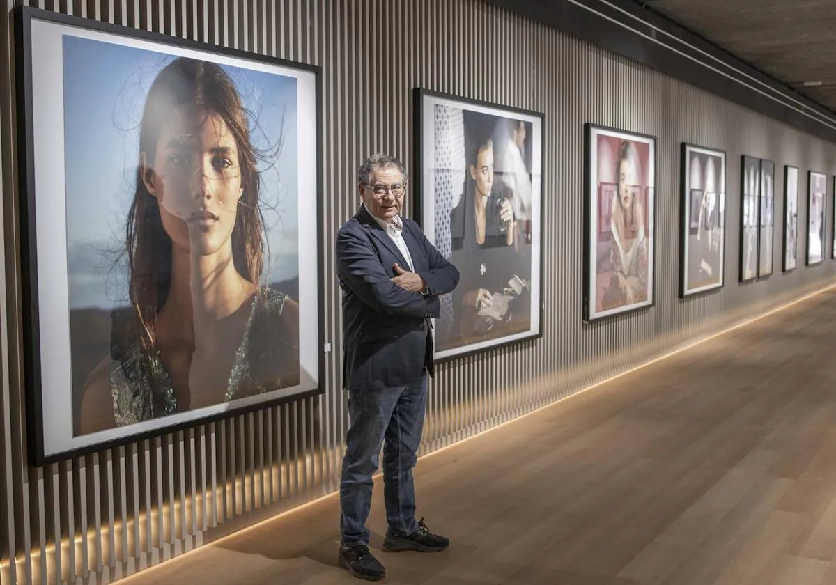 Roberto Verino posa entre las fotografías de su exposición '40+1'.